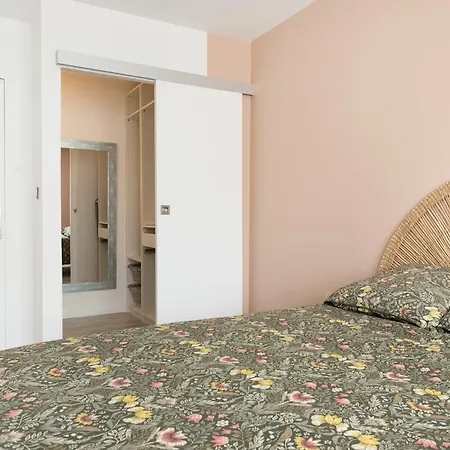 T2 - 1a 4p - Aeroport & Airbus - Parking Prive - Climatisation Apartment